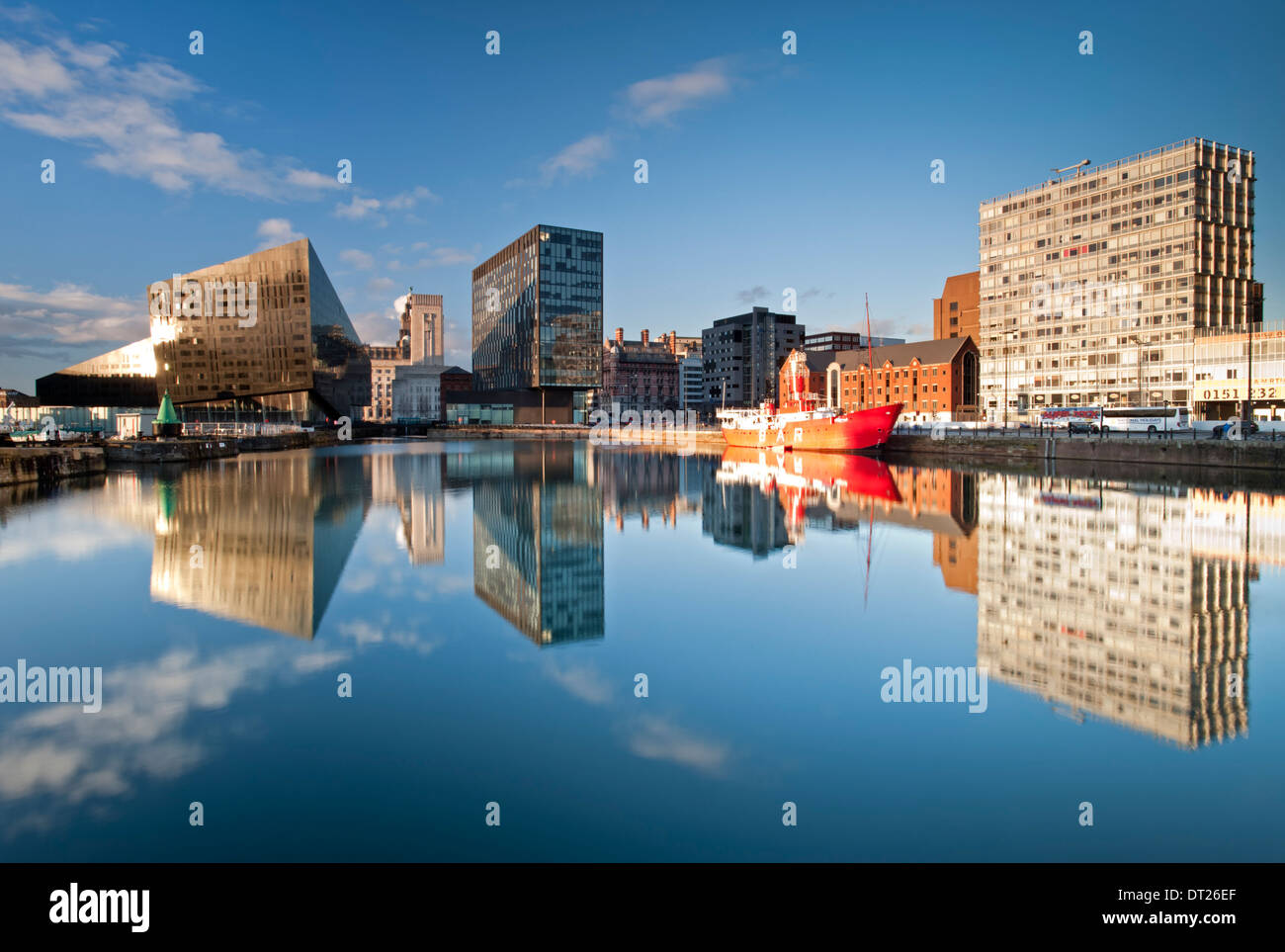 Appartements modernes, le Mersey Bar Lightship & Waterfront Buildings, Canning Dock, Liverpool, Merseyside, England, UK Banque D'Images