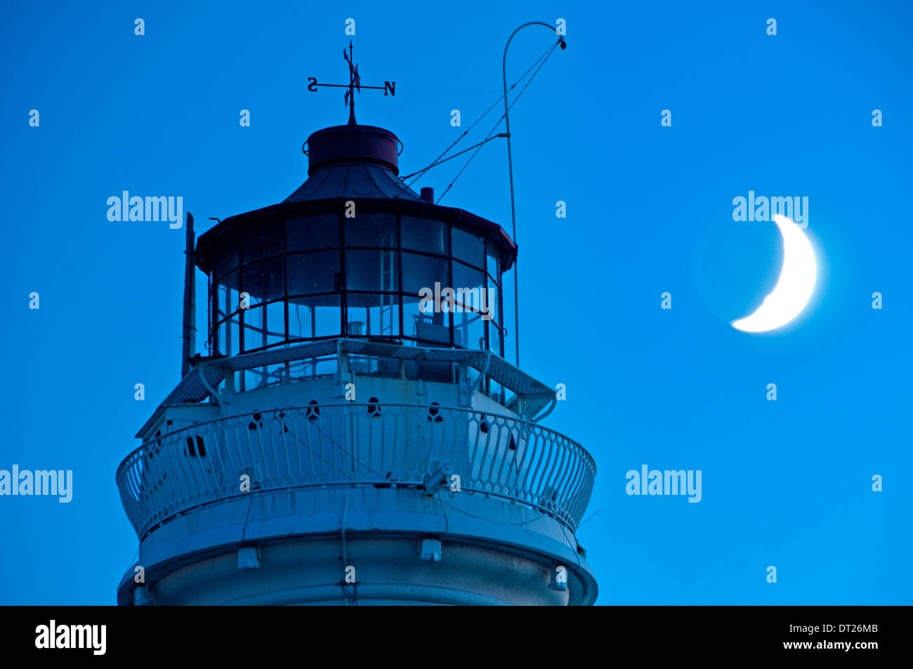 Croissant de lune derrière Perchaude Rock Lighthouse at Night, New Brighton, le Wirral, Merseyside, England, UK Banque D'Images