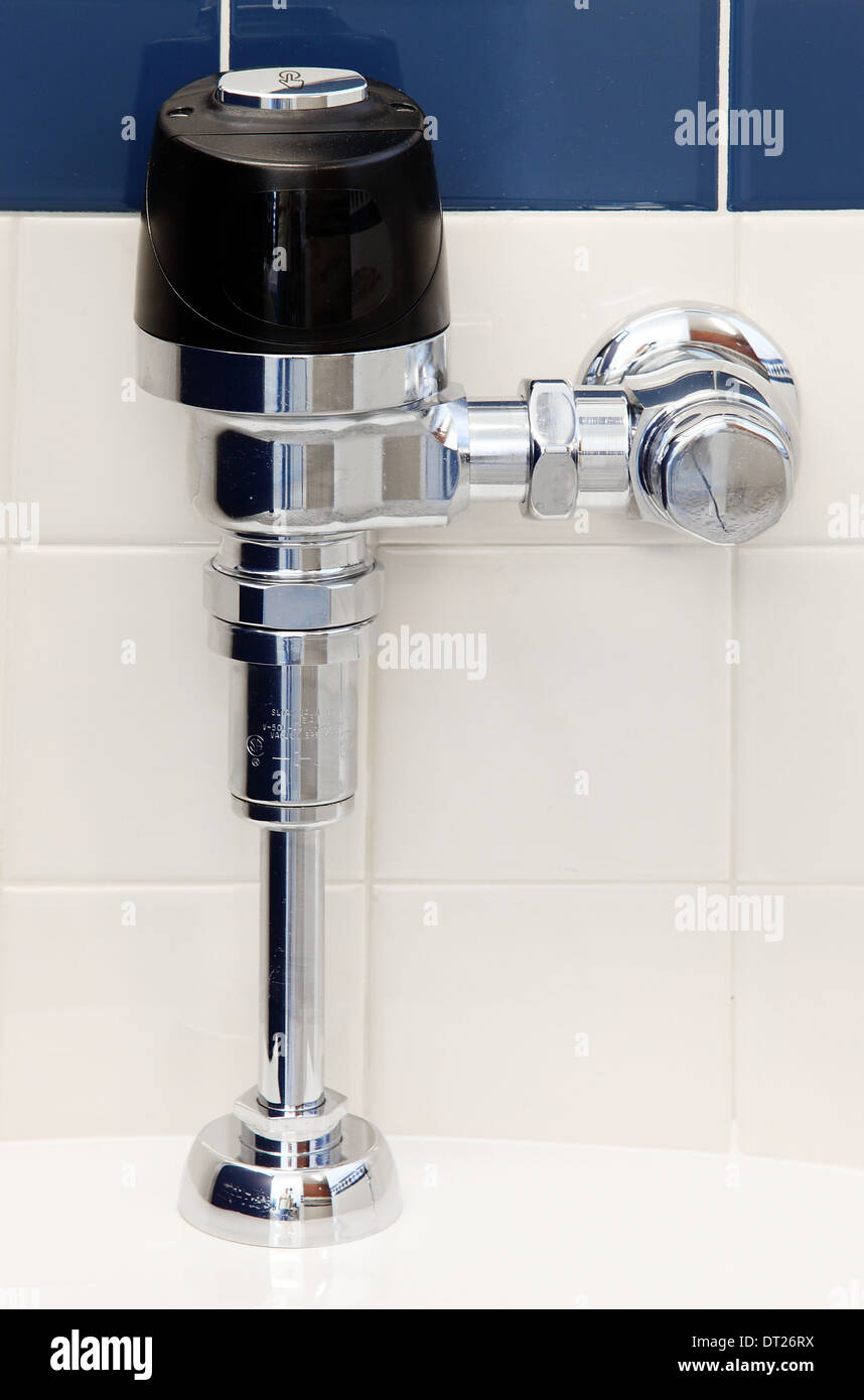L'économie de l'eau de rinçage automatique mécanisme sur un urinoir dans une fonction publique moderne mens prix Banque D'Images