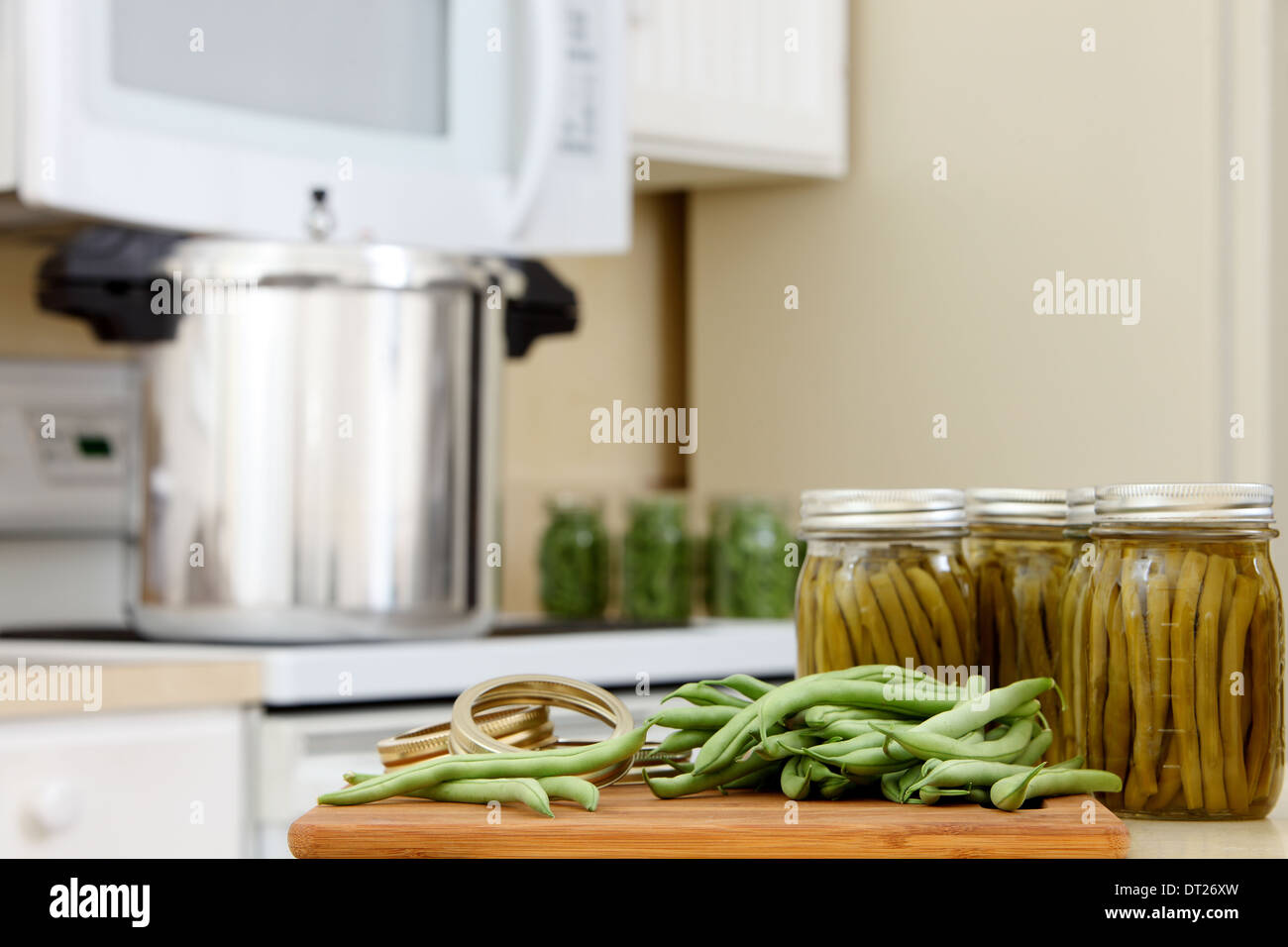 Un conserveur de la pression et des bouteilles pour préserver les haricots Banque D'Images