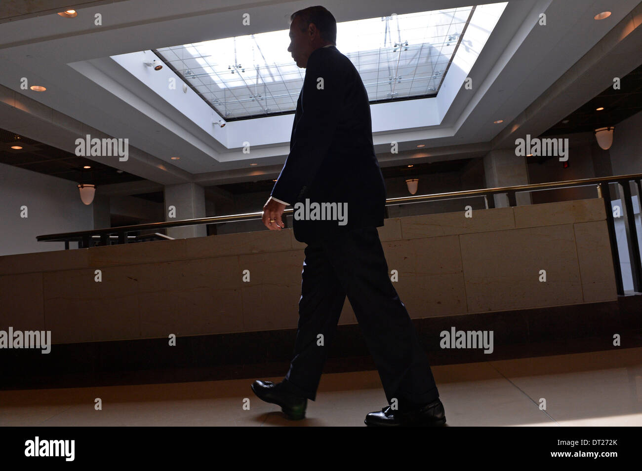 Washington DC, USA. Feb 6, 2014. Le Président de la Chambre des représentants John Boehner (R-OH) promenades pour une conférence de presse sur la colline du Capitole à Washington DC, capitale des États-Unis, le 6 février 2014. Boehner a dit jeudi qu'il sera difficile d'adopter la loi sur l'immigration cette année. Credit : Zhang Jun/Xinhua/Alamy Live News Banque D'Images