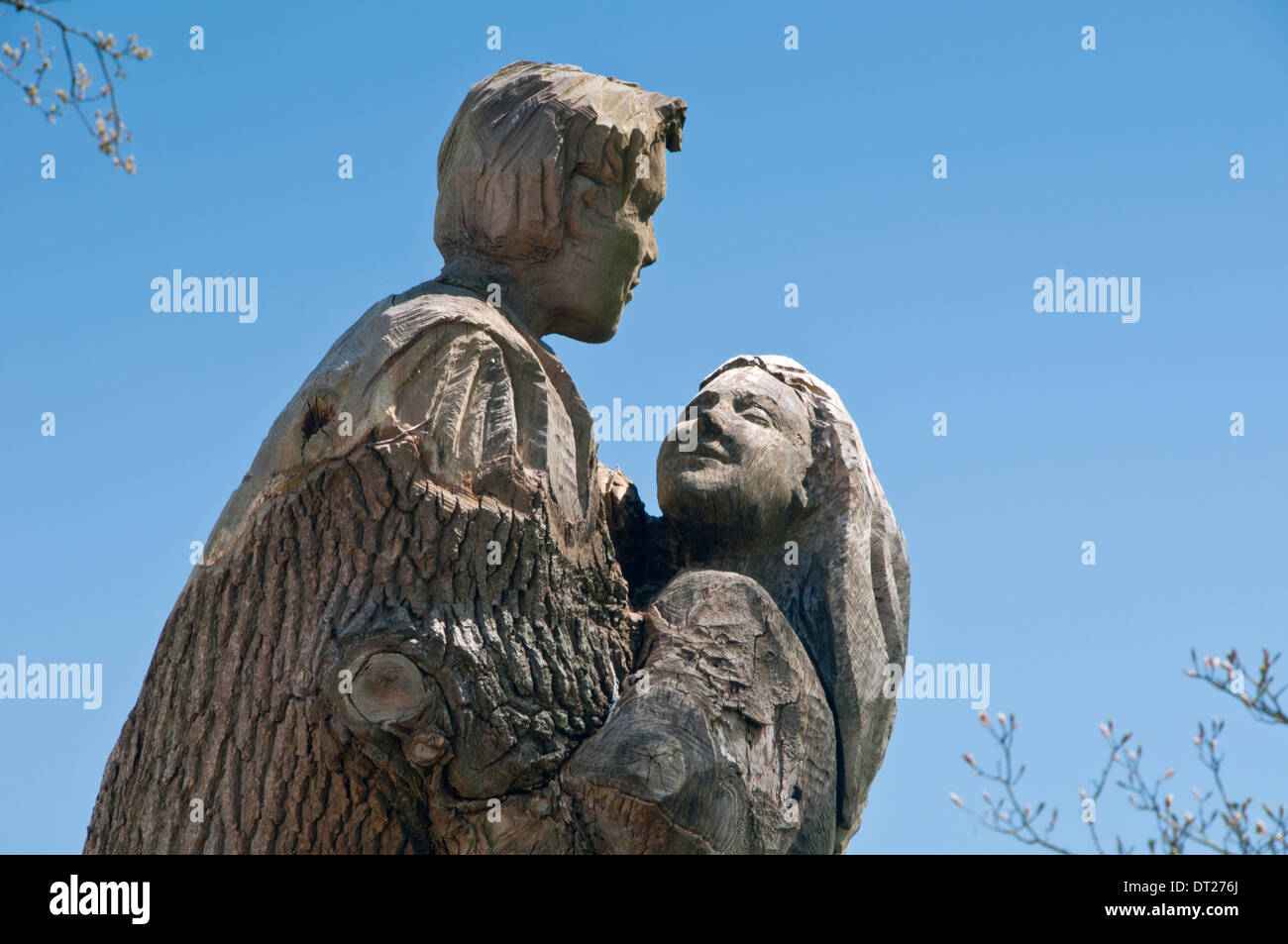Roméo & Juliette Sculpture taillée dans un tronc d'arbre Banque D'Images