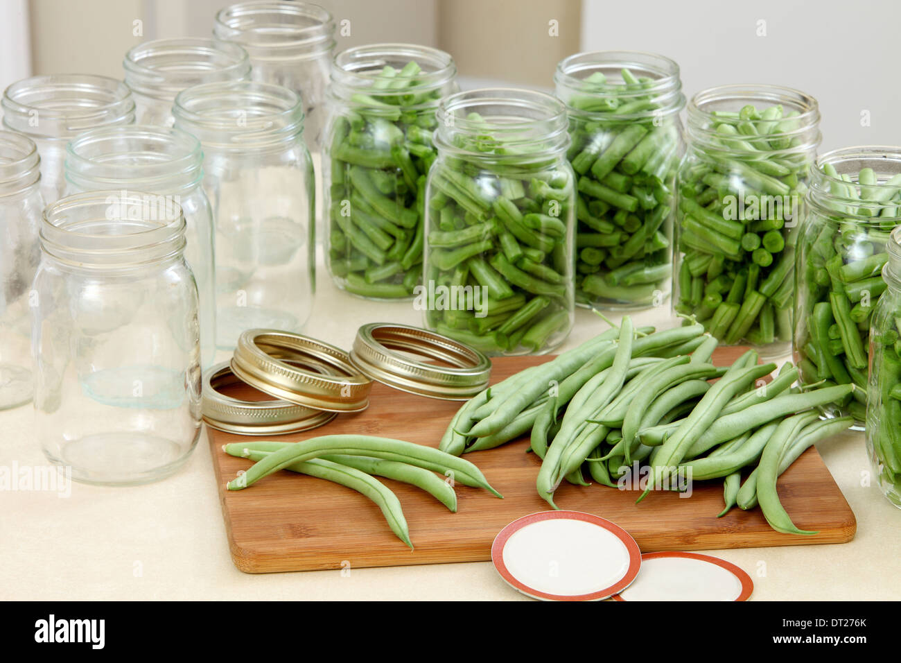 Un conserveur de la pression et des bouteilles pour préserver les haricots Banque D'Images