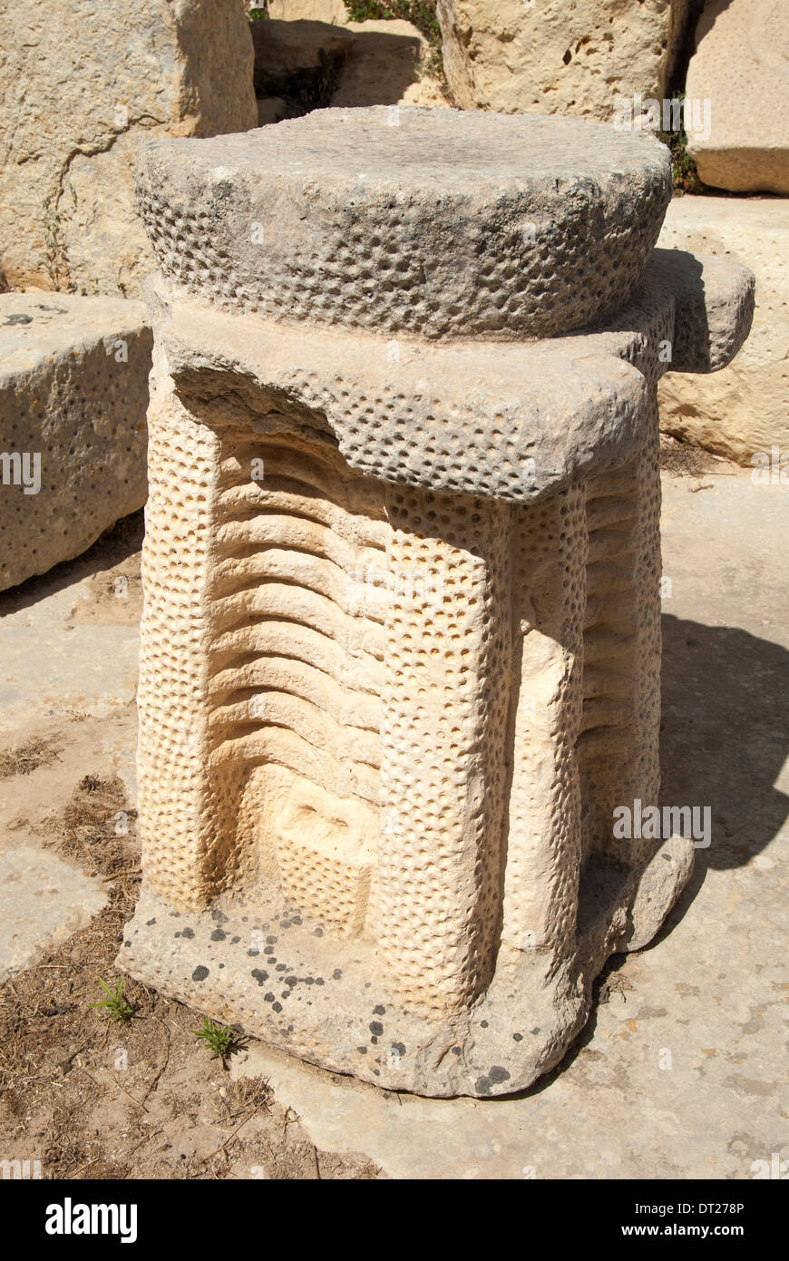 Segment d'une colonne en pierre sculptée au temple mégalithique de Hagar Qim, Malte Banque D'Images