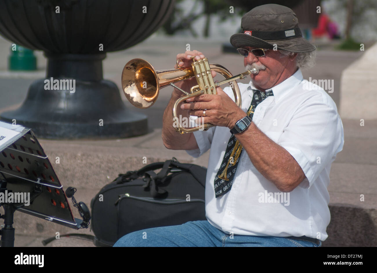 Street musician playing trumpet Québec Banque D'Images