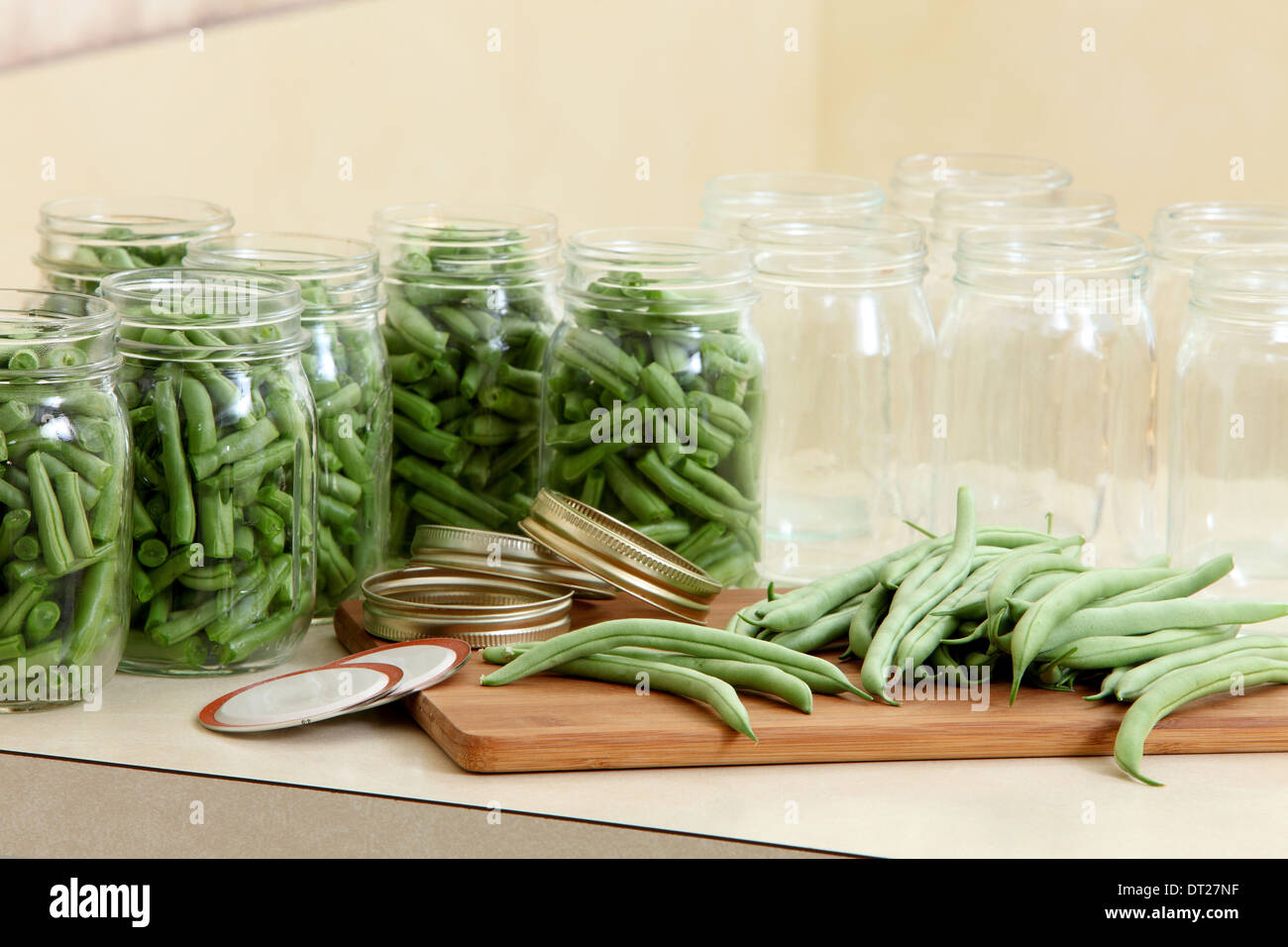 Un conserveur de la pression et des bouteilles pour préserver les haricots Banque D'Images