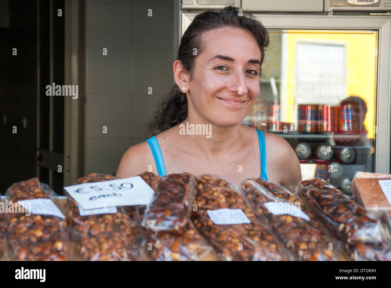 Maltese femme vendant des noix et des bonbons à Rabat, à l'extérieur de la ville historique fortifiée de Mdina. Banque D'Images