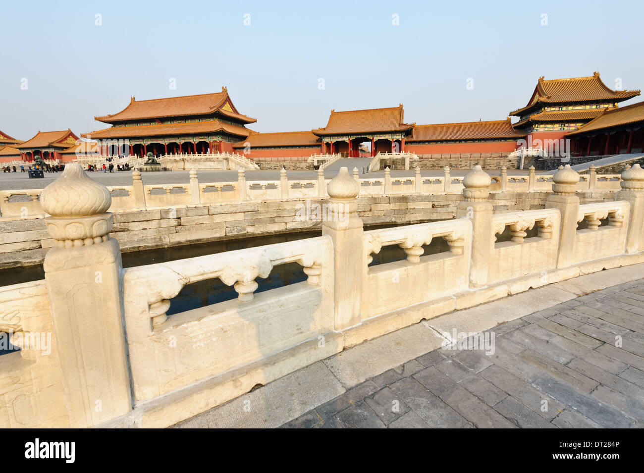 En ponts sur le Ruisseau d'or et la porte de l'harmonie suprême dans la Cité Interdite. Beijing. La Chine. Banque D'Images