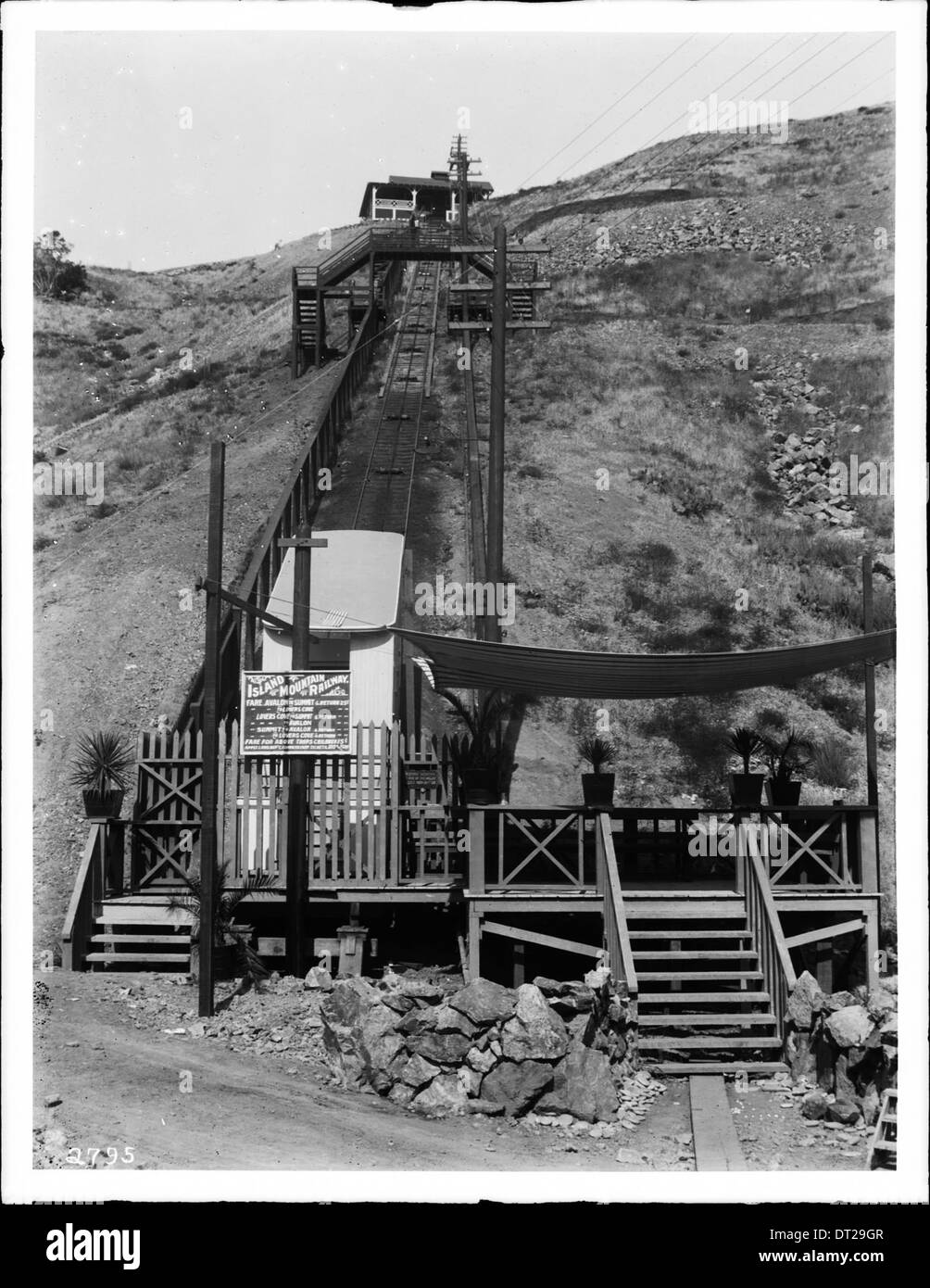L'Island Mountain Railway sur l'île de Santa Catalina, montrant un téléphérique en pente grimpant le flanc d'une colline dans une photographie de 1910. Banque D'Images