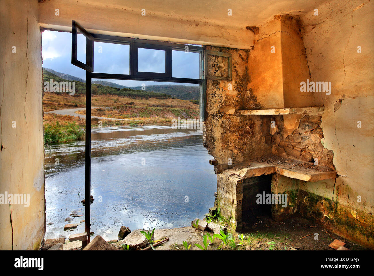 Le naufrage à partie de Sfendyli village dans le lac artificiel créé par le barrage de Aposelemis, Héraklion, Crète, Grèce Banque D'Images