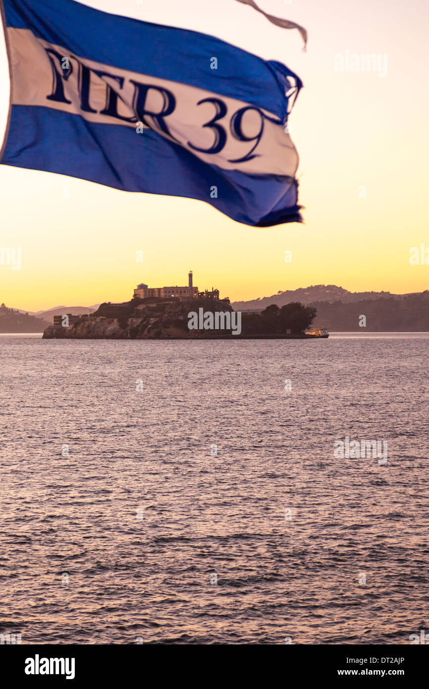 L'île d'Alcatraz au coucher du soleil,vue de Pier 39, plage du nord,San Francisco,California Banque D'Images