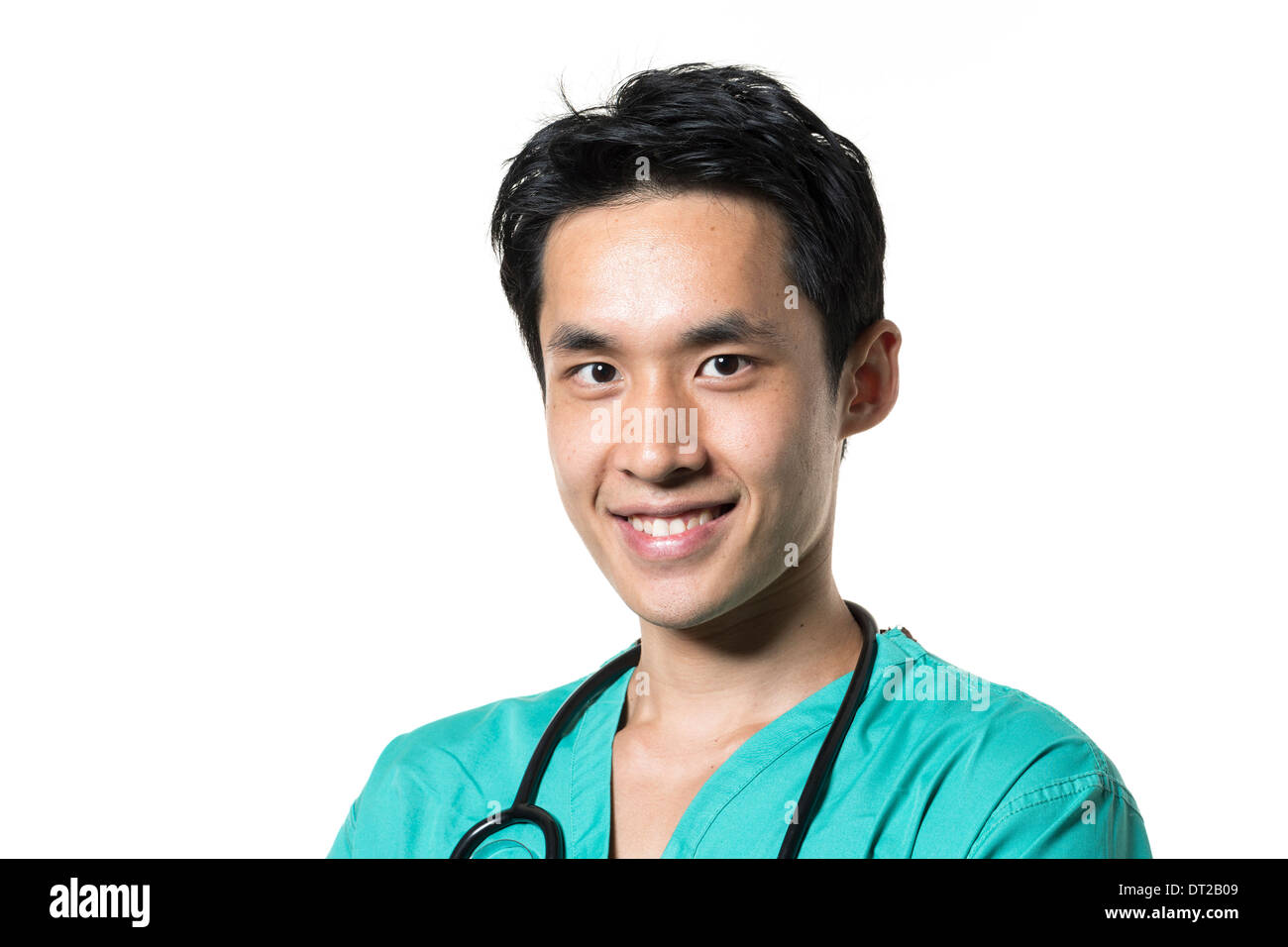 Portrait d'un homme médecin asiatique wearing Green Gommages & manteau blanc. Isolé sur fond blanc. Banque D'Images