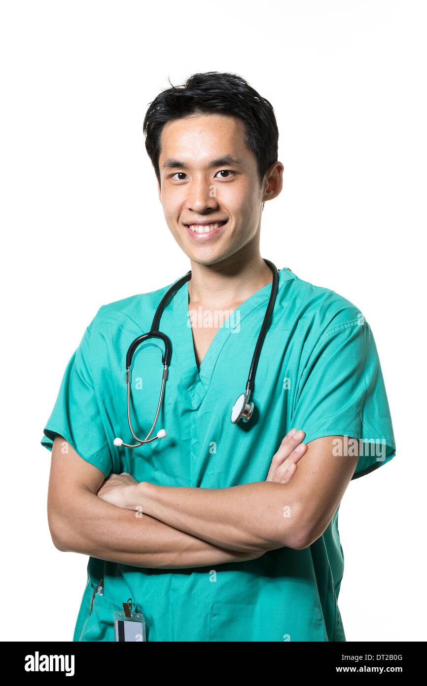 Portrait d'un homme médecin asiatique wearing Green Gommages & manteau blanc. Isolé sur fond blanc. Banque D'Images