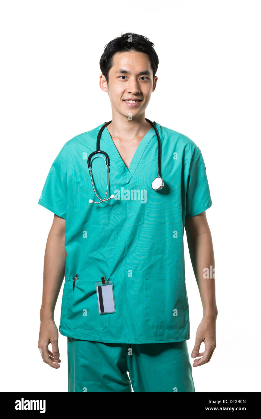 Portrait d'un homme médecin asiatique wearing Green Gommages & manteau blanc. Isolé sur fond blanc. Banque D'Images