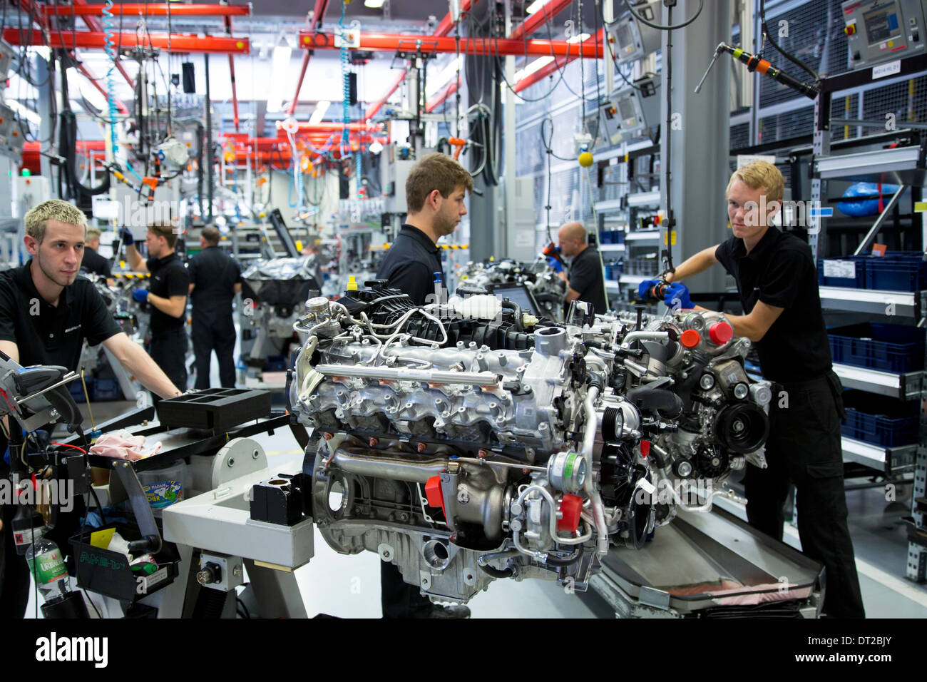 Moteur Mercedes-AMG à Affalterbach en usine de production, l'Allemagne - ingénieurs chaque main-build complete M157 5,5L /V8 biturbo engine Banque D'Images