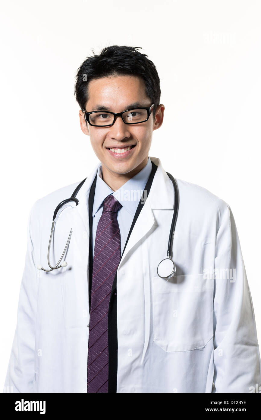 Portrait d'un homme médecin asiatique portant blouse blanche et stéthoscope. Isolé sur fond blanc. Banque D'Images
