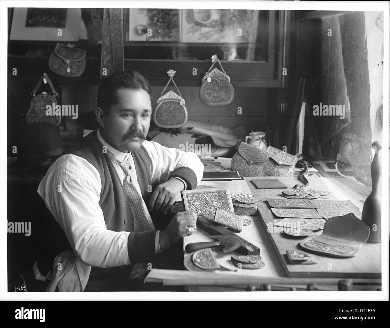 Travailleur mexicain de cuir sculpté dans son atelier, ca.1905 Banque D'Images