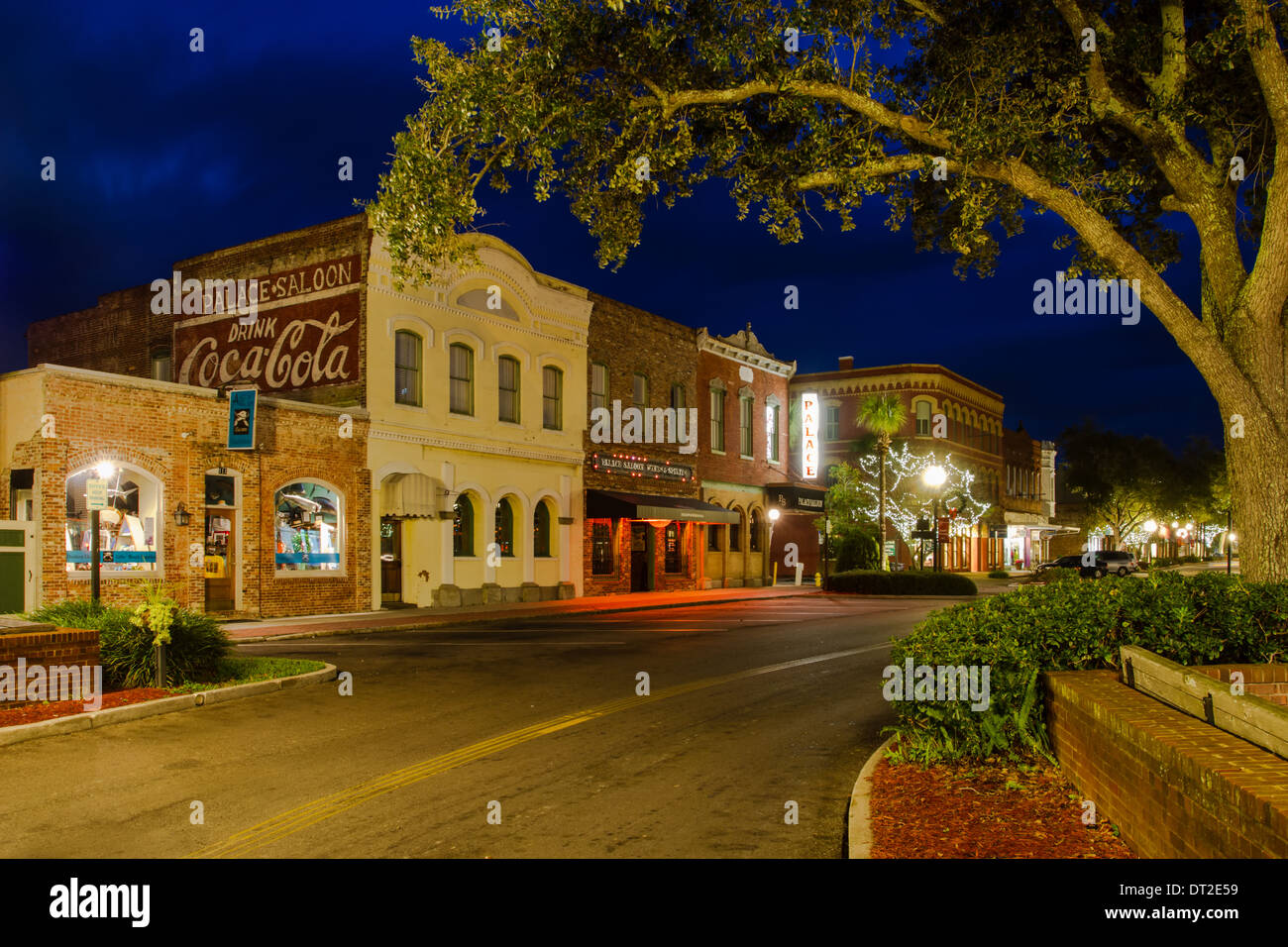 Rue centre, au crépuscule, au centre-ville de Fernandina Beach, en Floride. Banque D'Images