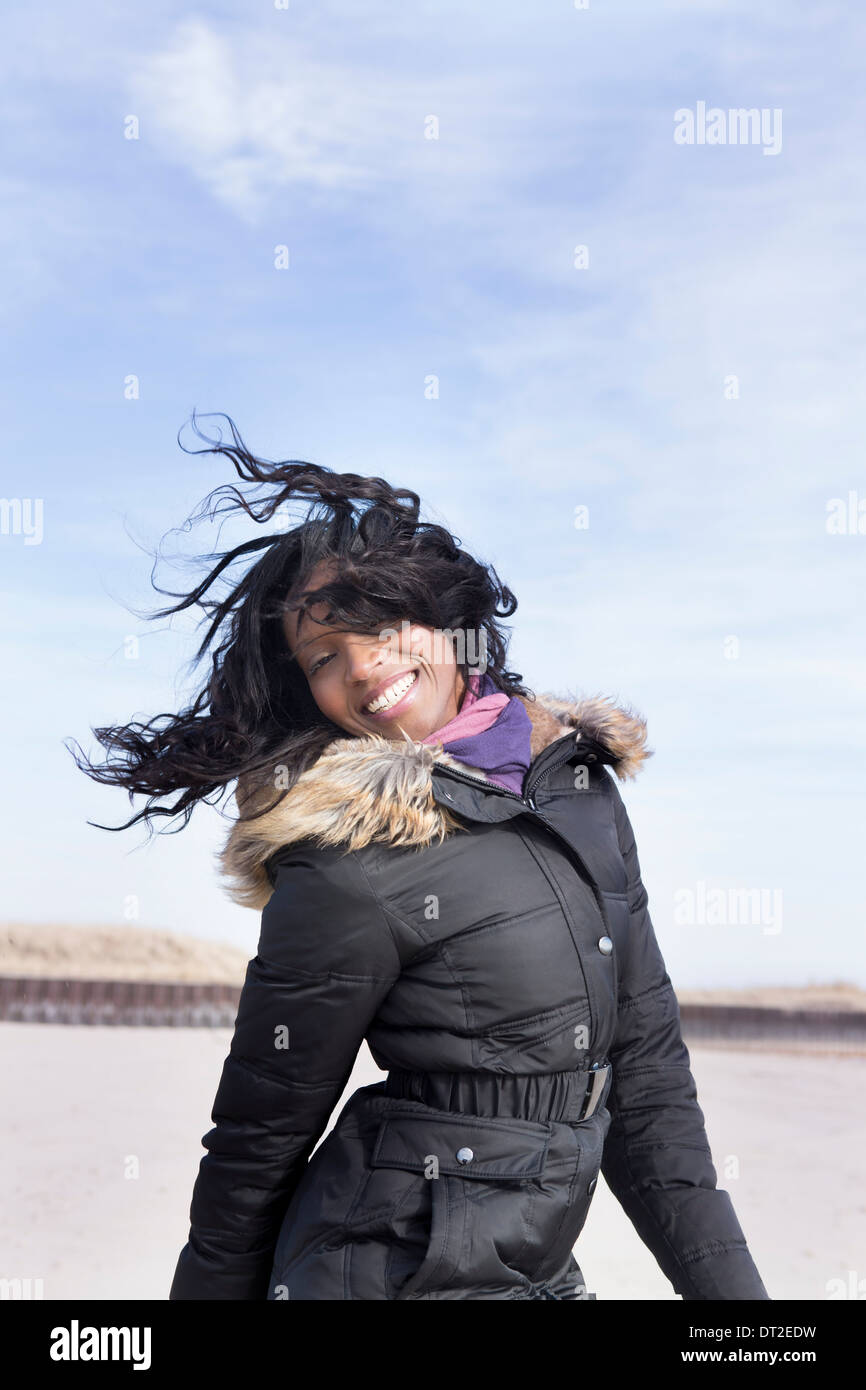 États-unis, Illinois, Waukegan, Portrait of young woman standing on beach Banque D'Images