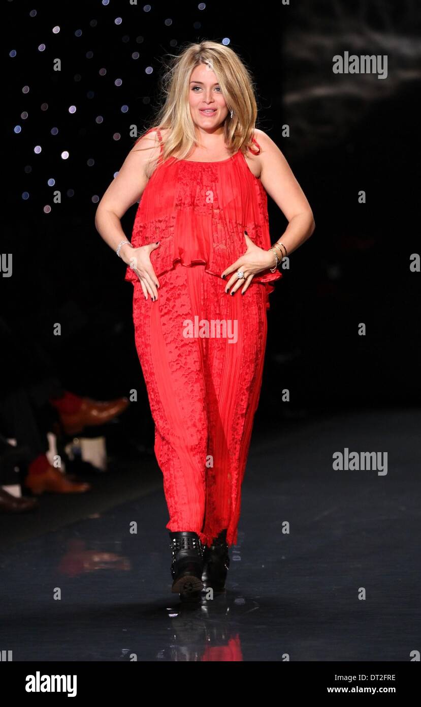 New York, NY, USA. Feb 6, 2014. Daphne Oz sur la piste pour le Cœur la vérité's Red Dress collection voir - la piste 1, Lincoln Center Theater, New York, NY 6 février 2014. Credit : Andres Otero/Everett Collection/Alamy Live News Banque D'Images