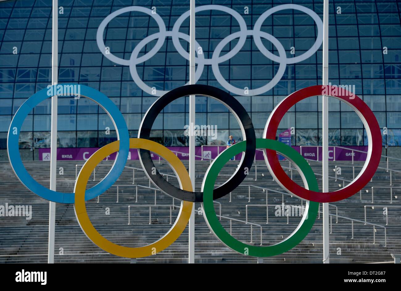 Sochi, Russie. Feb 06, 2014. Les anneaux olympiques en dehors de la glace Bolchoï Dome. Parc olympique. Sochi, Russie. 06/02/2014 Credit : Sport en images/Alamy Live News Banque D'Images