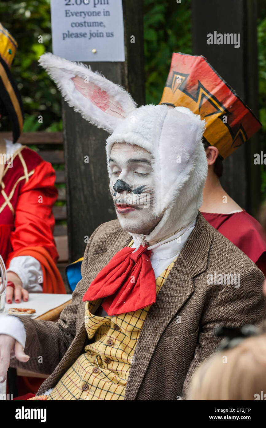 L'homme habillé en lapin blanc dans le Mad Hatters Tea party à Blists Hill Victorian Town museum Angleterre Royaume-Uni Banque D'Images