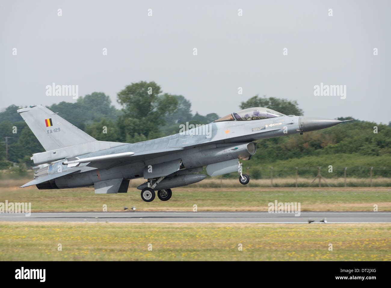 Un General Dynamics F-16A Fighting Falcon chasseur à réaction militaire de la Force Aérienne Belge décolle pour le 2013 RIAT Banque D'Images