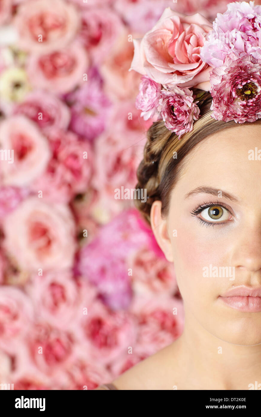 Portrait de jeune femme portant des fleurs Banque D'Images