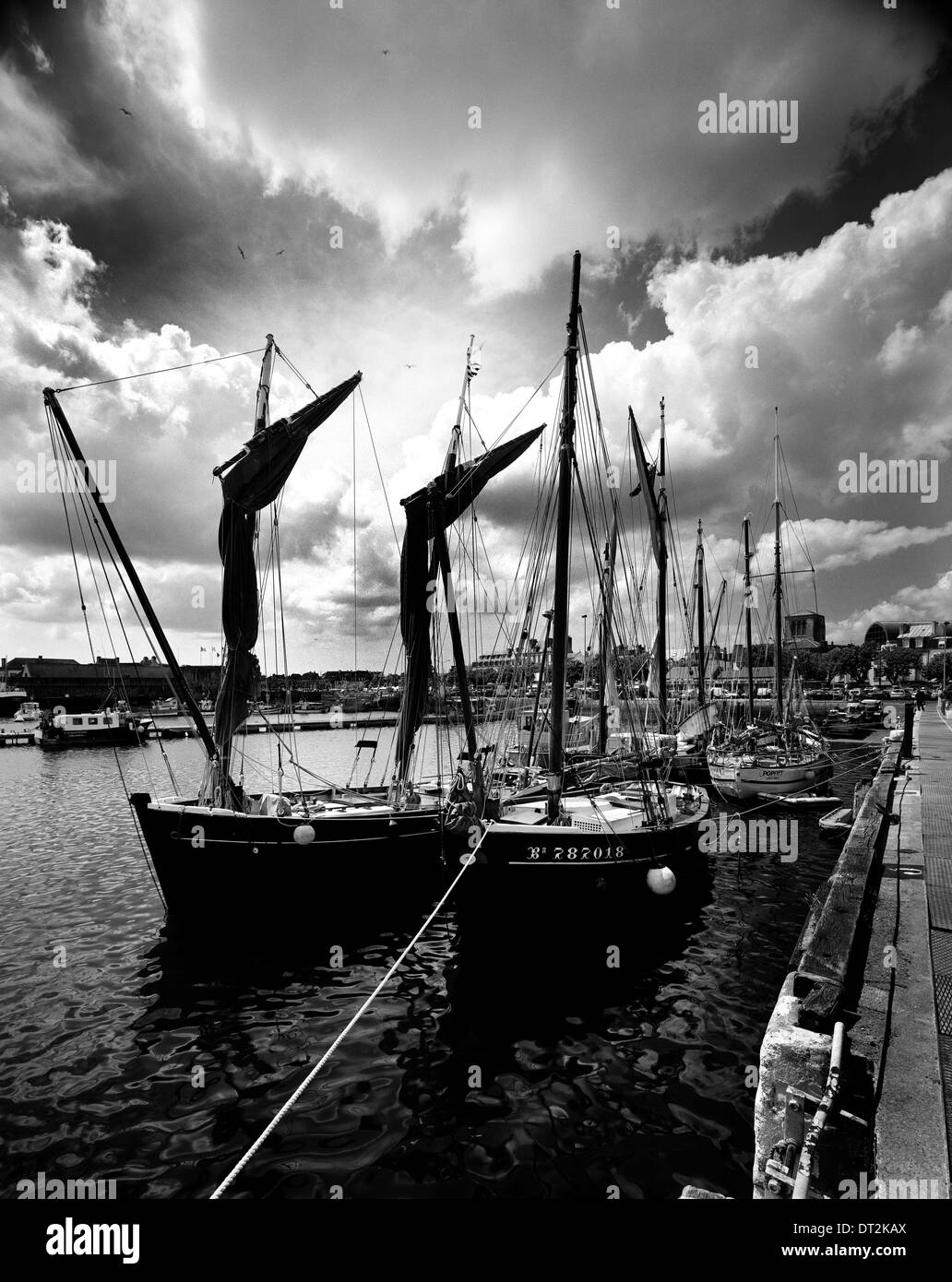 Les bateaux de pêche du Port de Concarneau Finistère Bretagne France en noir & blanc Banque D'Images
