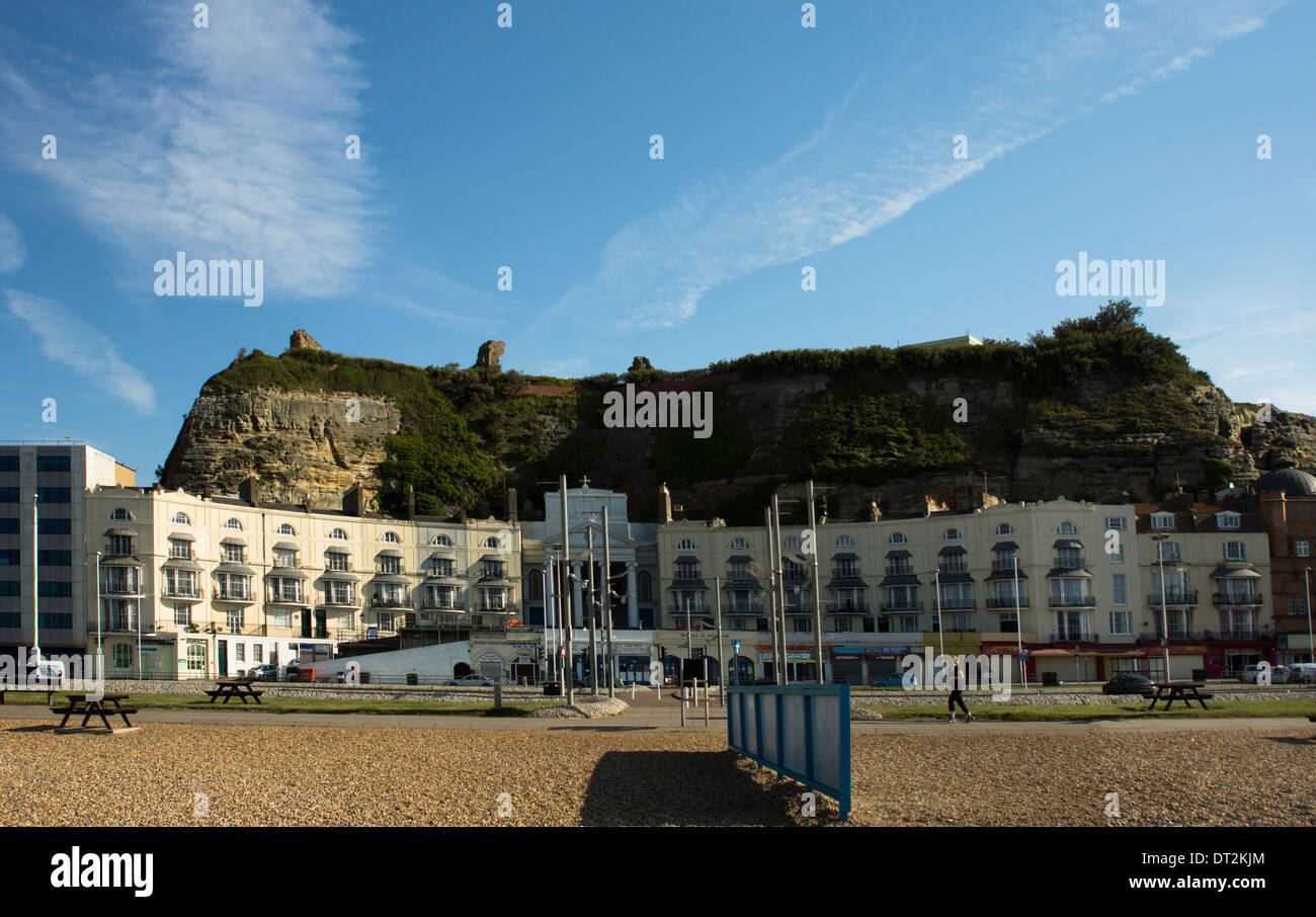 Front de mer de Hastings plage château falaises jogger Banque D'Images