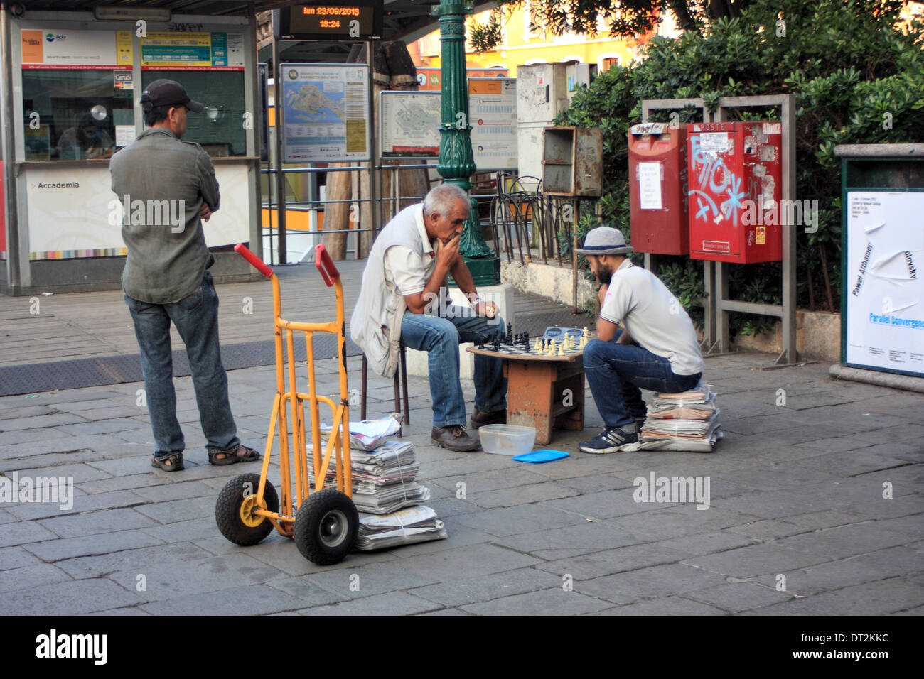 Les gens jouant aux échecs dans la rue. Banque D'Images