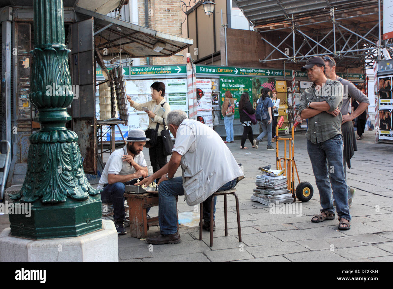 Joueurs d'échecs sur rues vénitiennes. Banque D'Images