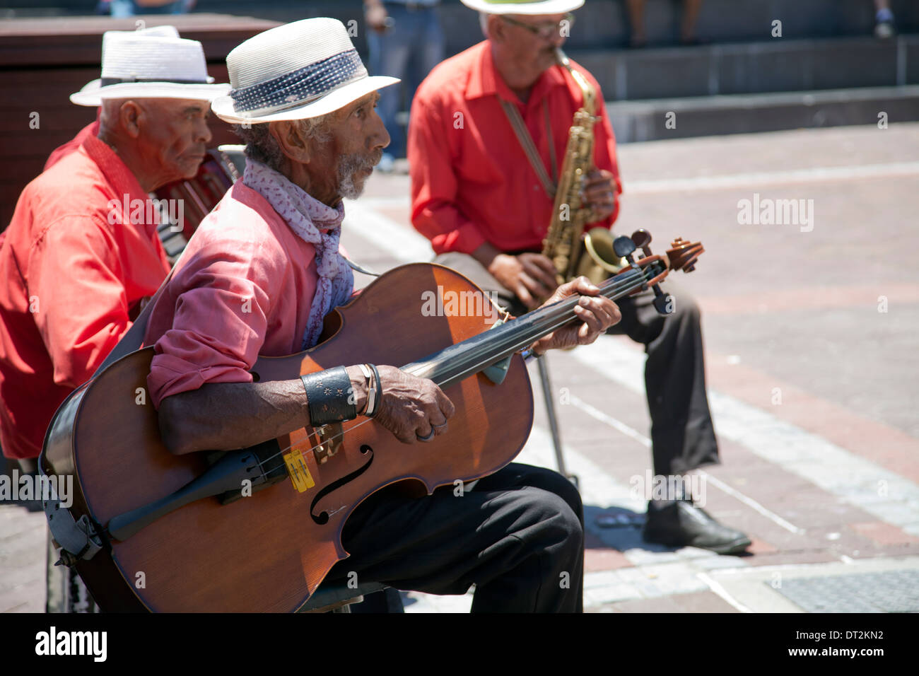 M. Pietersen et le gars bande le Tour de l'horloge waterfront à Cape Town, Afrique du Sud Banque D'Images