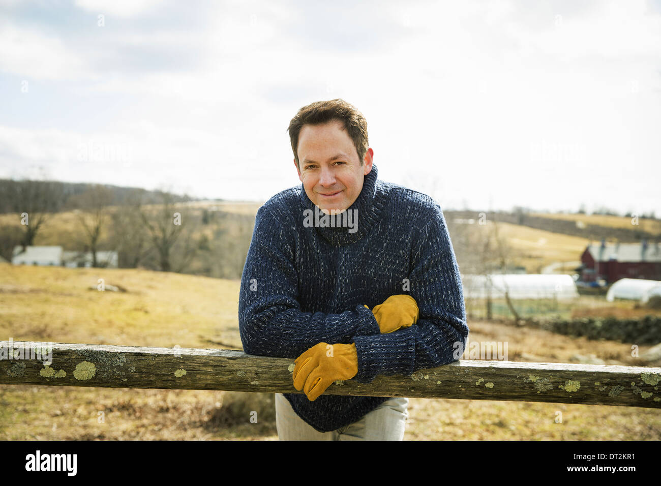 Une ferme biologique en hiver en printemps froid l'État de New York un homme travailler à l'extérieur de la ferme Banque D'Images