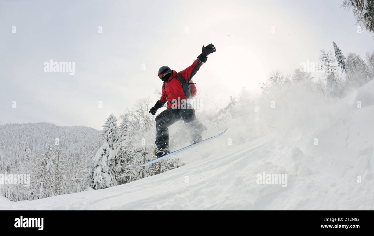 Snowboarder sur la neige profonde fraîche Banque D'Images
