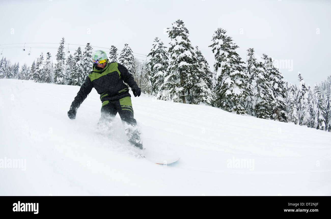 Snowboarder sur la neige profonde fraîche Banque D'Images
