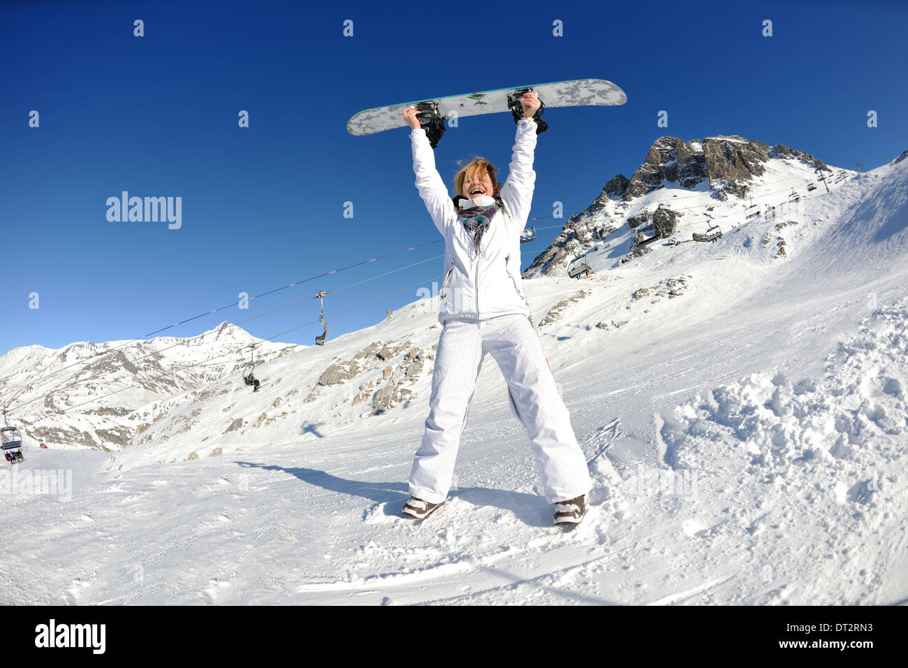 Le ski sur la neige fraîche en saison hivernale a belle journée ensoleillée Banque D'Images