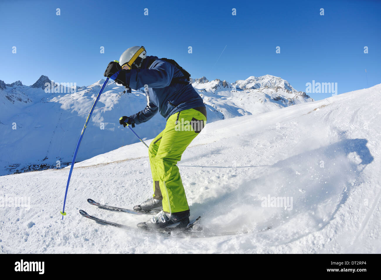Le ski sur la neige fraîche en saison hivernale a belle journée ensoleillée Banque D'Images