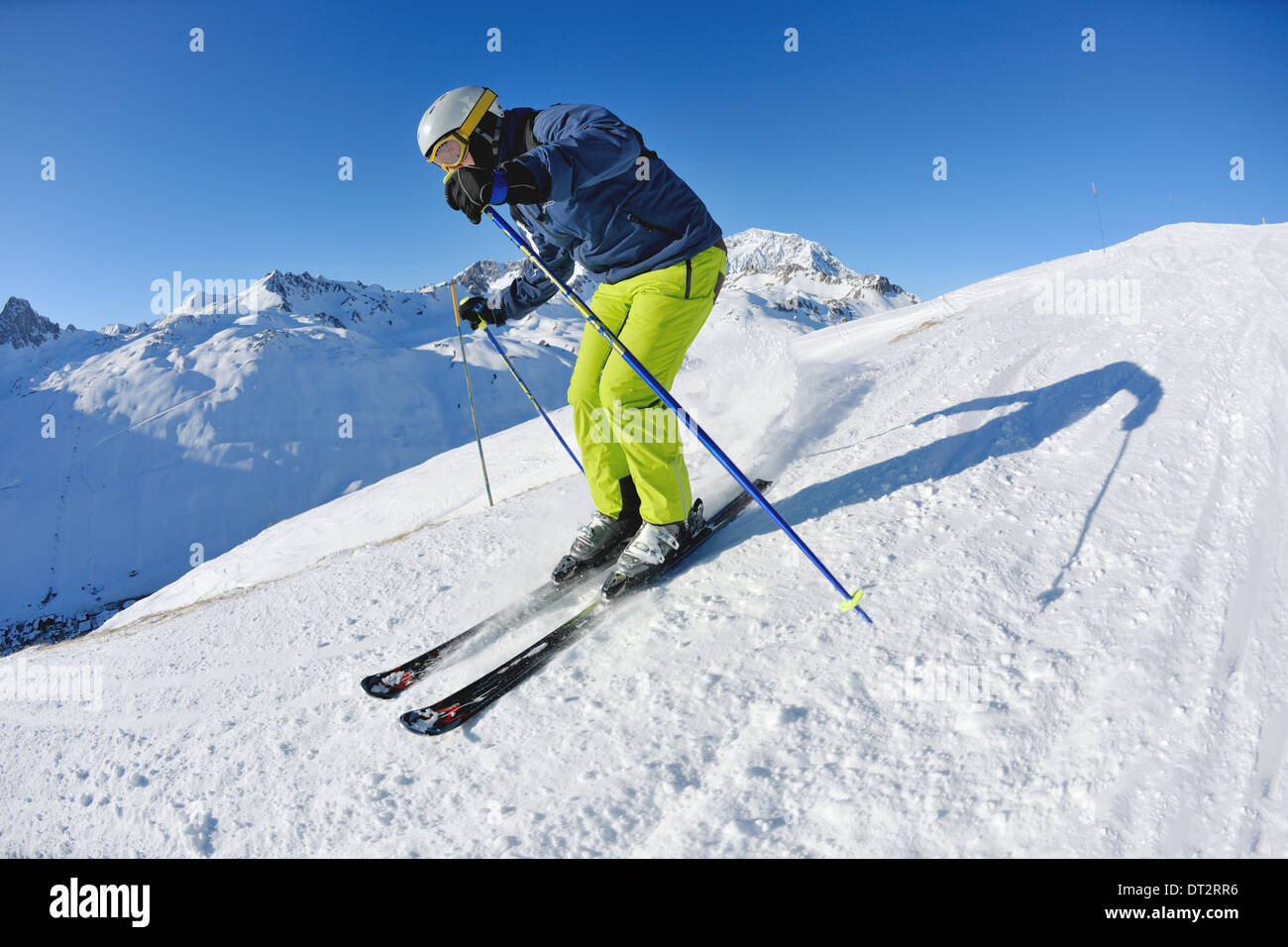 Le ski sur la neige fraîche en saison hivernale a belle journée ensoleillée Banque D'Images