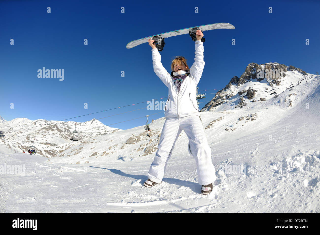 Le ski sur la neige fraîche en saison hivernale a belle journée ensoleillée Banque D'Images