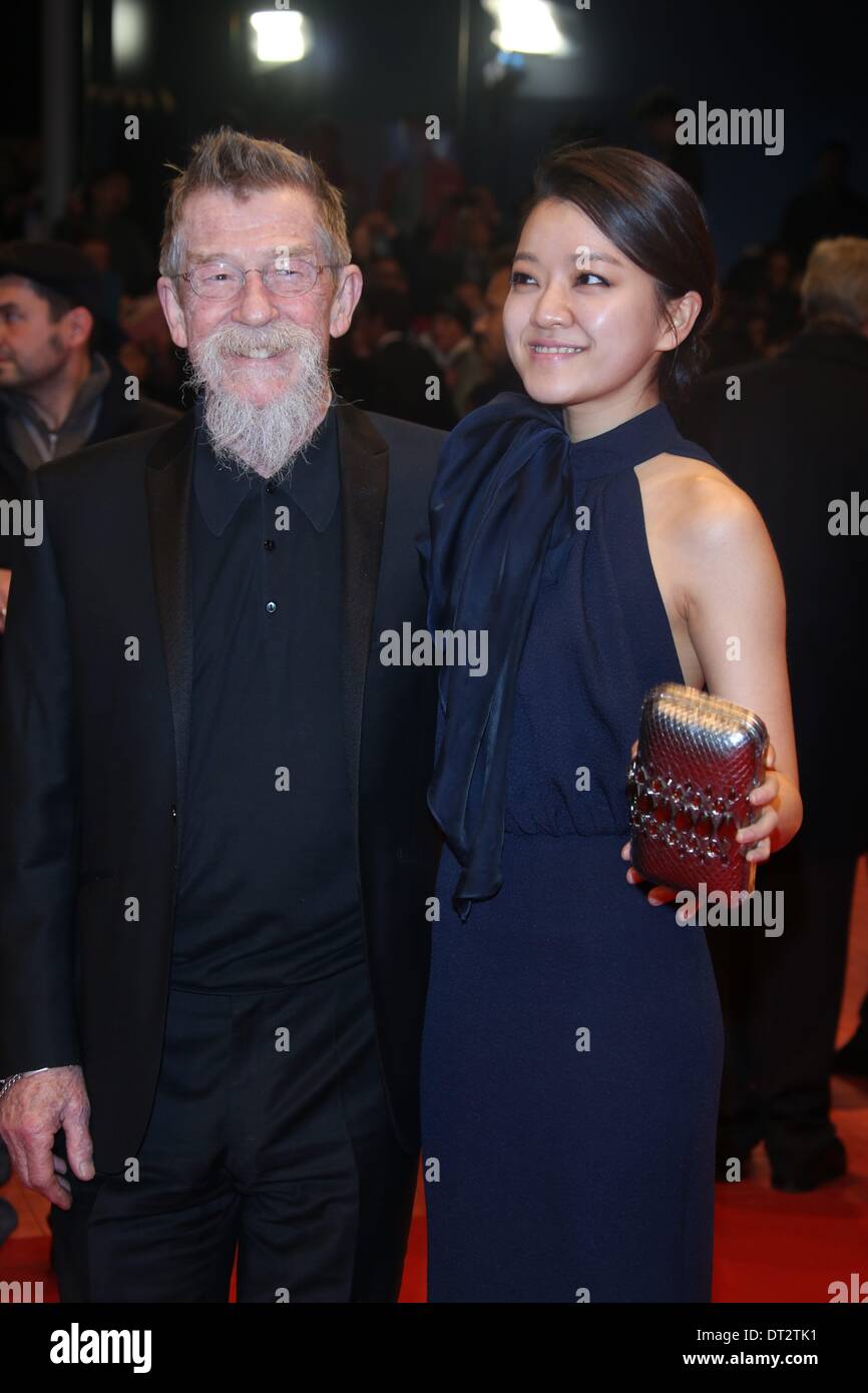 L'acteur britannique John Hurt et actrice sud-coréen ko Ah-seong assister à la première mondiale de "The Grand Budapest Hotel' lors de la 64e Berlin International Film Festival Berlinale Berlinale Palast à aka à Berlin, Allemagne, le 06 février 2014. Photo : Hubert Boesl Banque D'Images