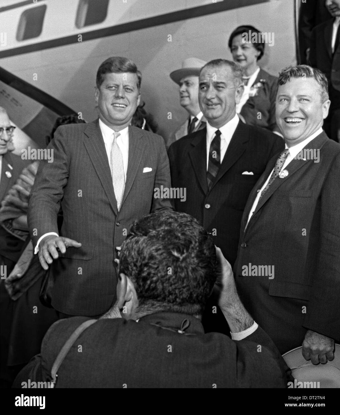 Le sénateur américain John F. Kennedy et Lyndon B. Johnson sénateur pour faire campagne dans l'élection présidentielle le 3 novembre 1960 à Wichita Falls, au Texas. La sénateur Ralph Yarborough est visible sur la droite. Banque D'Images
