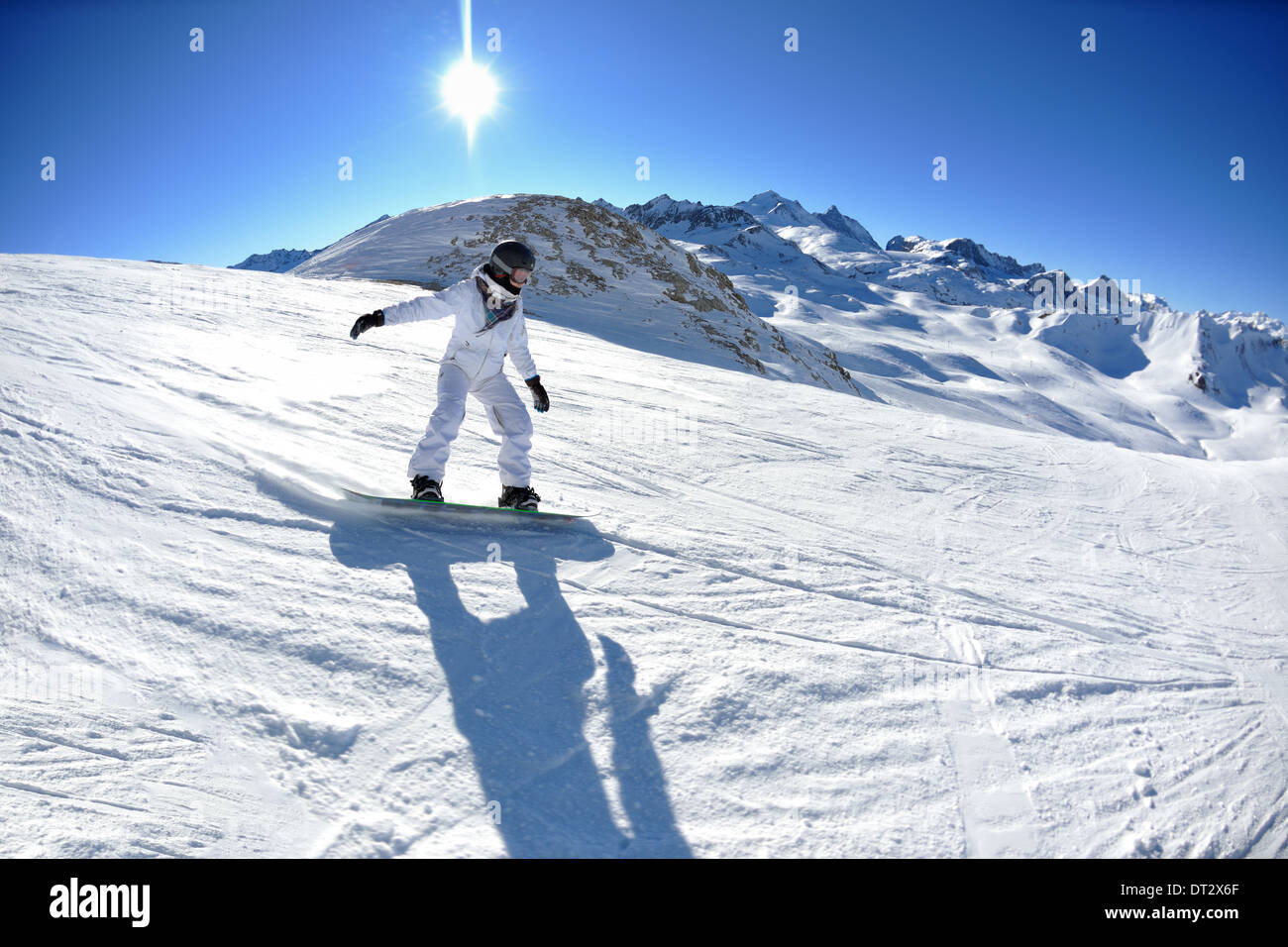 Le ski sur la neige fraîche en saison hivernale a belle journée ensoleillée Banque D'Images