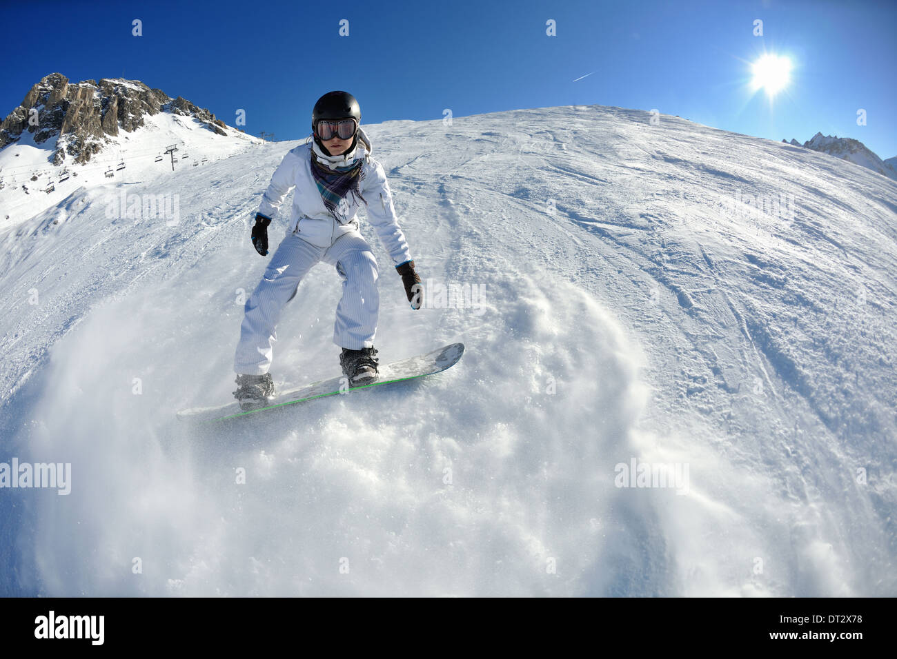 Le ski sur la neige fraîche en saison hivernale a belle journée ensoleillée Banque D'Images
