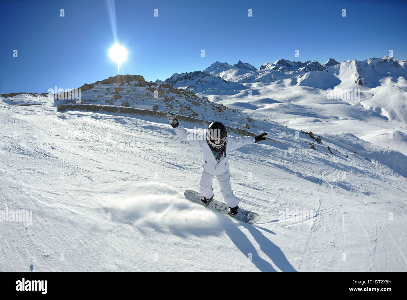 Le ski sur la neige fraîche en saison hivernale a belle journée ensoleillée Banque D'Images