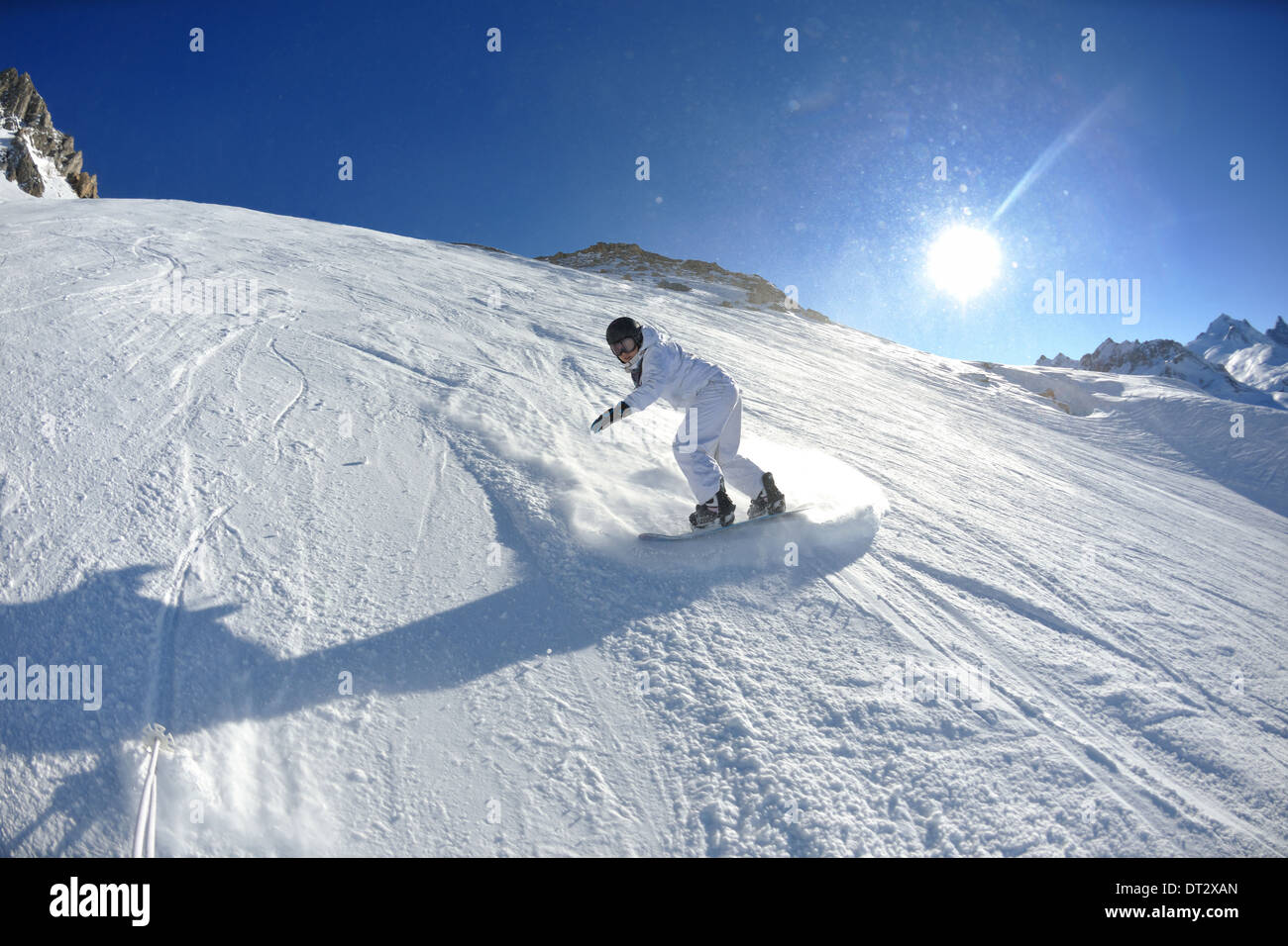 Le ski sur la neige fraîche en saison hivernale a belle journée ensoleillée Banque D'Images