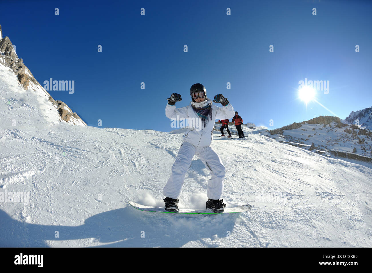 Le ski sur la neige fraîche en saison hivernale a belle journée ensoleillée Banque D'Images