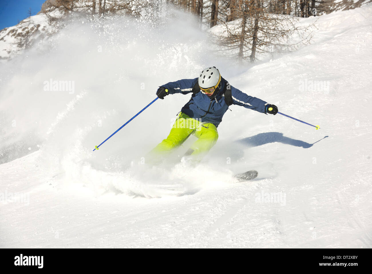 Le ski sur la neige fraîche en saison hivernale a belle journée ensoleillée Banque D'Images