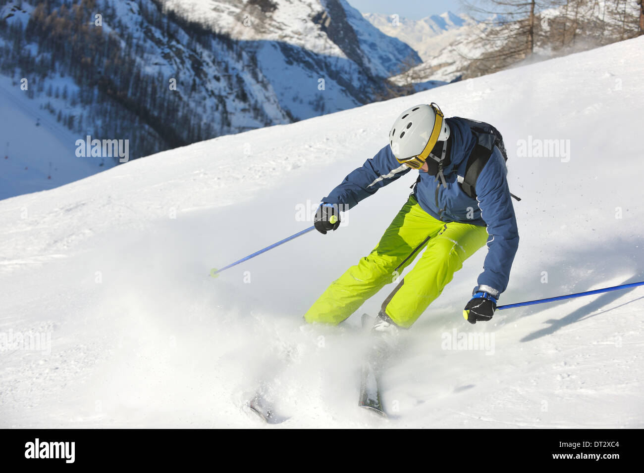 Le ski sur la neige fraîche en saison hivernale a belle journée ensoleillée Banque D'Images