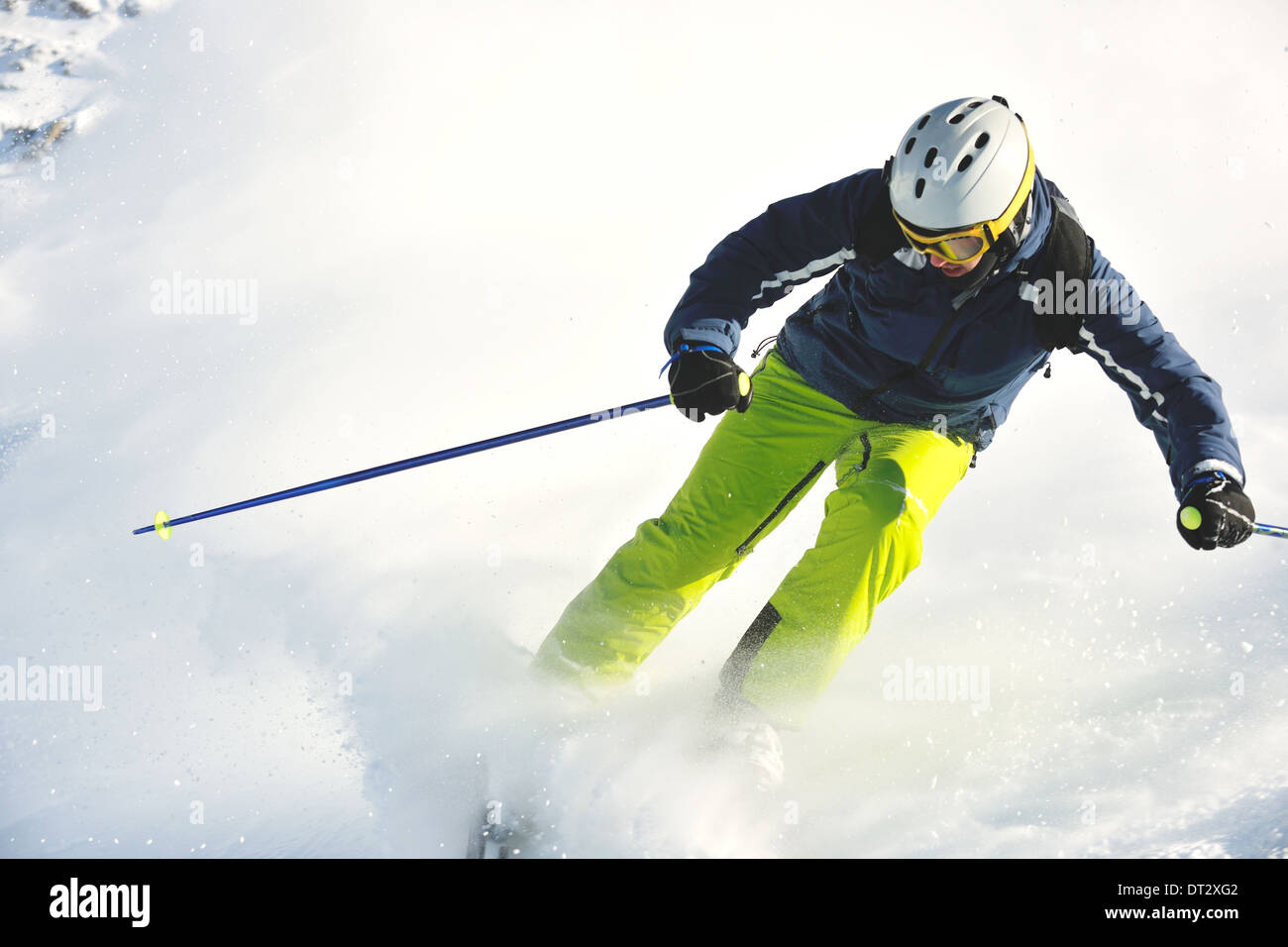 Le ski sur la neige fraîche en saison hivernale a belle journée ensoleillée Banque D'Images